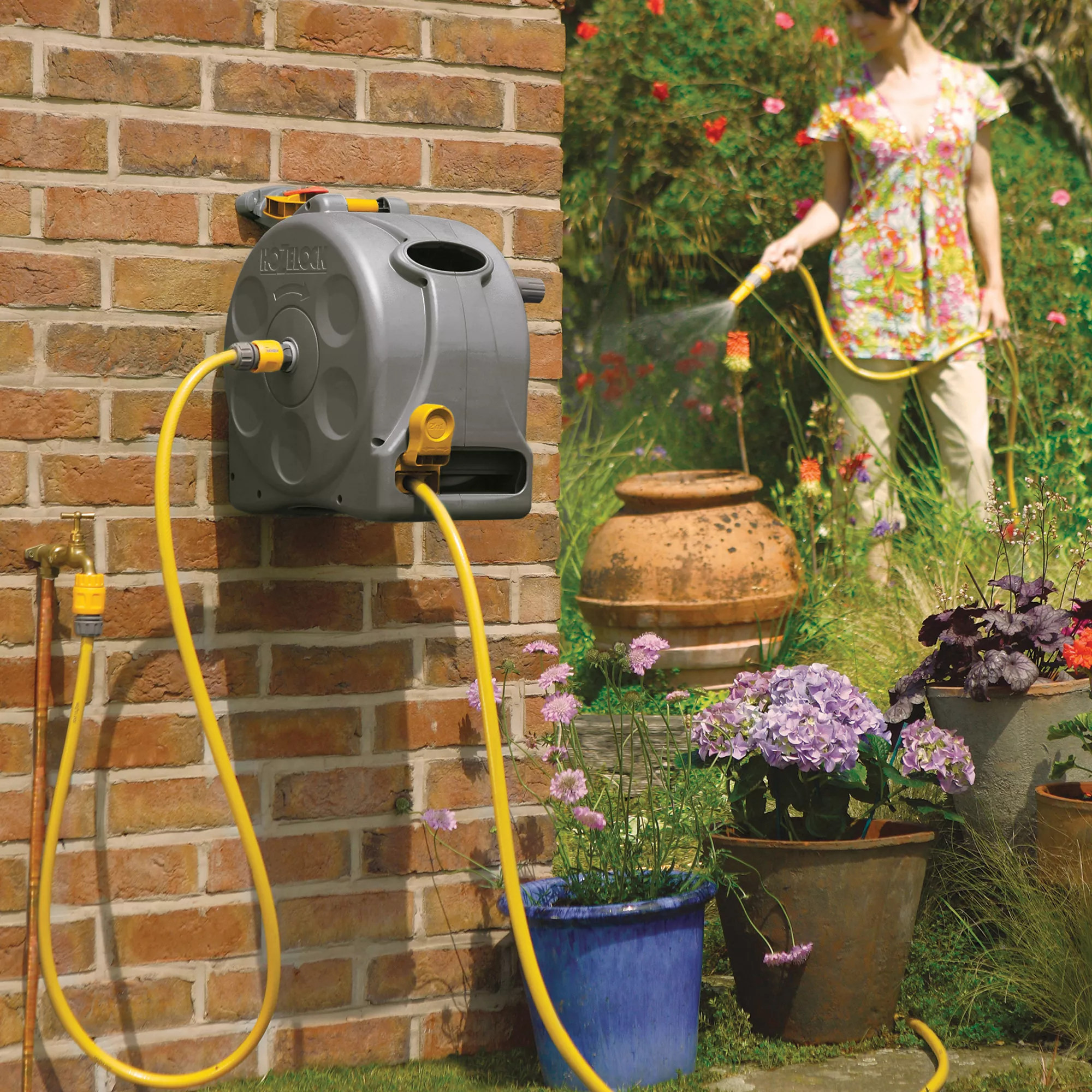 Hozelock 2 In 1 Wall-mounted Hose Pipe Set (L)25m 3 Hozelock 2 In 1 Wall-mounted Hose Pipe Set (L)25m - Image 3